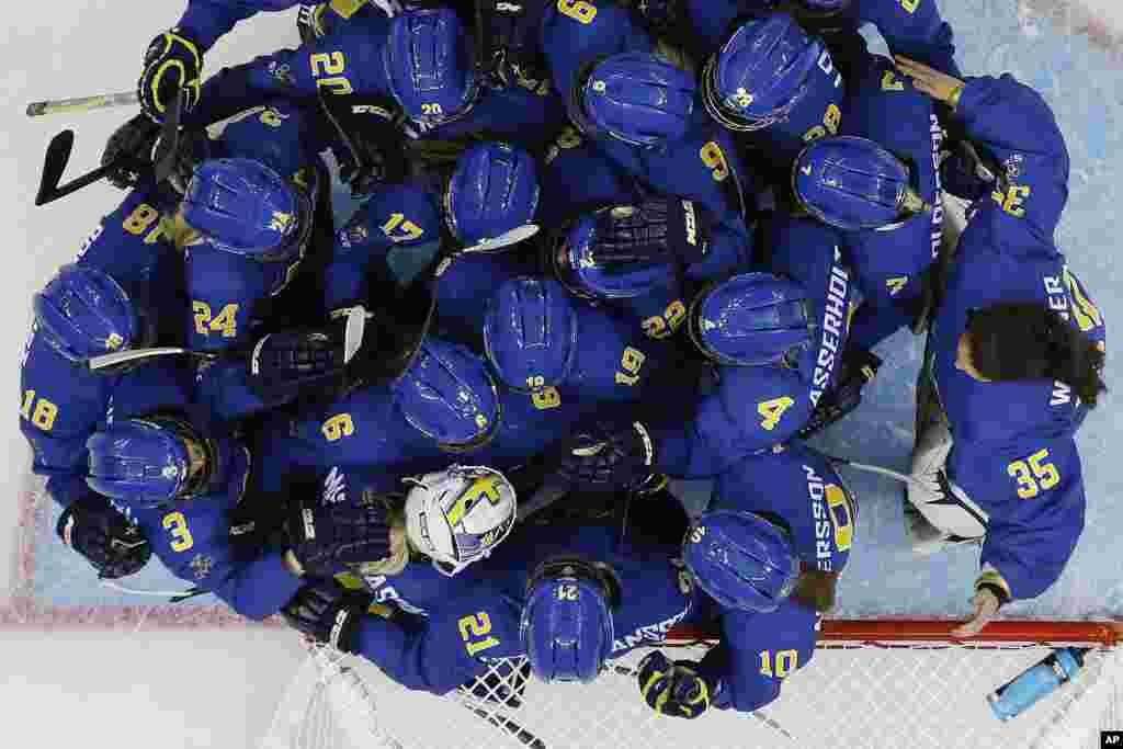 Tim Swedia merayakan kemenangan 4-0 lawan Jerman dalam pertandingan hoki es di Shayba Arena, Sochi, Rusia (11/2). (AP/Mark Humphrey)