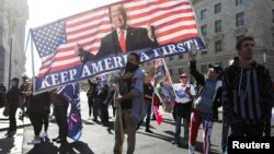 Seorang pendukung Presiden AS Donald Trump membawa spanduk dalam demo "Stop the Steal" di Washington D.C, untuk memprotes hasil pilpres AS, 14 November 2020. (Foto: ilustrasi)