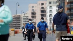 Policija patrolira šetalištem na Long Biču 22. maja 2020. Plaže na Long Biču u Njujorku su otvorene za praznični vikend pred Dan sećanja.