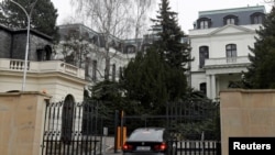 Sebuah mobil memasuki Kedutaan Besar Rusia di Praha, Republik Ceko, 26 Maret 2018. (Foto: David W. Cerny/Reuters)