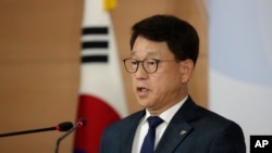 지난 10일 여상기 통일부 대변인은 대북전단 살포 활동을 해온 탈북민 단체 두 곳을 남북교류협력법 위반으로 고발하고 단체들에 대한 정부의 법인 설립 허가를 취소하기로 했다고 밝혔다.