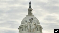 Le monument de la Paix, photographié devant le Capitole à Washington le 22 janvier 2018.