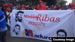 Para pendukung Presiden Venezuela Nicolas Maduro melakukan unjuk rasa di Caracas (23/2). 