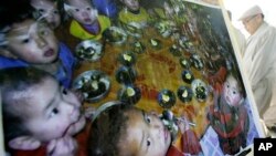 지난 2009년 9월 북한에 대한 식량과 인도주의적 지원을 위해 서울에서 열린 모금 행사에 영양부족 상태인 북한 어린이들의 사진이 걸려있다. (자료사진)