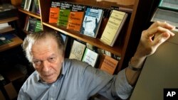 미국의 원로 정치학자인 진 샤프 박사가 쓴 책 ‘독재에서 민주주의로(From Dictatorship to Democracy)'는 지난 20년간 세계 각국의 민주화 운동에 큰 영향을 미쳤다. (자료사진)