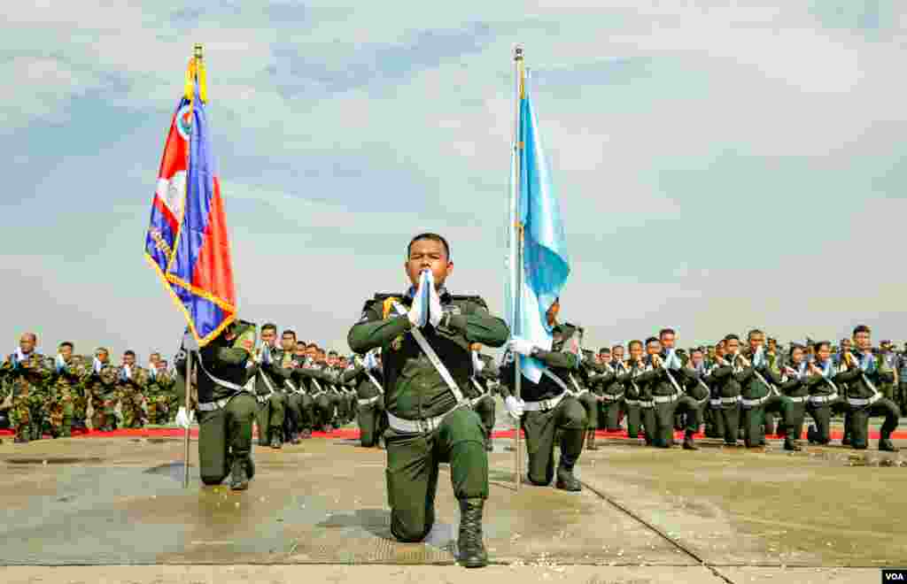 ទិដ្ឋភាពទូទៅនៃ​ពិធី​ជូន​ដំណើរ​ដល់​កង​កម្លាំង​មួក​ខៀវ​កម្ពុជា​ចំនួន​ ៤២៨​នាក់​ ដែល​នឹង​ចេញ​ដំណើរ​ទៅ​ចូលរួម​បេសកកម្ម​រក្សា​សន្តិភាព​ក្នុងប្រទេស​ម៉ាលី និង​ប្រទេស​ស៊ូដង់​ខាង​ត្បូង នា​មូល​ដ្ឋាន​ទ័ព​អាកាស​ពោធិ៍ចិនតុង​ រាជធានី​ភ្នំ​ពេញ​ ថ្ងៃទី​៣ ខែ​ឧសភា​ ឆ្នាំ​២០១៨។&nbsp; (អូន ឆេងប៉រ/VOA)&nbsp;