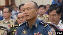 លោក​ សៅ​ សុខា ​សៅ មេ​បញ្ជាការ​កង​រាជ​អាវុធហត្ថ​លើ​ផ្ទៃ​ប្រទេស នៅក្នុង​កិច្ច​​ប្រជុំមួយ​ នៅ​ថ្ងៃ​​​ទី​២៥​ ខែសីហា ឆ្នាំ​២០១៦ នៅ​រាជធានី ភ្នំពេញ។​ (VOA Khmer) 