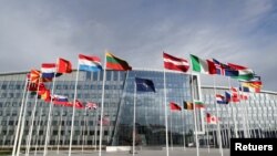 Zastave ispred sedišta NATO u Briselu (Foto: REUTERS/Pascal Rossignol)