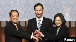 国民党朱立伦（中）、民进党蔡英文（右）与亲民党宋楚瑜在台湾总统候选人辩论会上（2015年12月27日） 