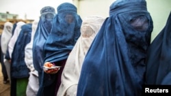 Para perempuan di Afghanistan menunggu giliran menyoblos dalam pemilu di Mazar-i-sharif, April 2014.