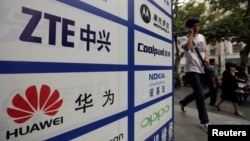 中国武汉街头有华为和中兴标徽的广告牌（资料照片）