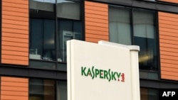 FILE -Kantor pusat Kaspersky Lab, perusahaan pengembangan perangkat lunak antivirus terkemuka Rusia, di Moskow, 25 Oktober 2017. (Kirill KUDRYAVTSEV / AFP)