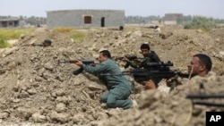 Des combattants chiites à Djourf al-Sakhar 