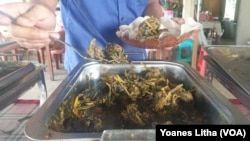 Masakan daging kelelawar yang dijual di rumah makan di Desa Leilem, Minahasa, Sulawesi Utara, 12 Maret 2020. (Foto: Yoanes Litha/VOA) 