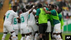 Wachezaji wa timu ya Senegal wakisherehekea ushindi wao dhidi ya Gambia, Jumatatu.