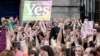 Les militants du "oui" célèbrent le résultat officiel du référendum irlandais sur l'avortement au château de Dublin, le 26 mai 2018.