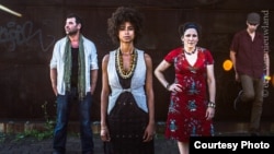 Shishani and the Namibian Tales band. From left to right: Sjahin During on percussion, vocalist, guitarist Shishani Vranckx, Debby Korfmacher (Germany) on mbira, kora, voice, and Bence Huszaron cello. (Photo: Eric van Nieuwland)