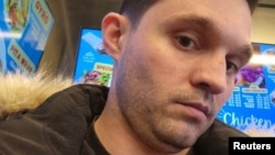 ທ້າວ ກໍຣດອນ ຊີ ແບລັກ, ເປັນສະມາຊິກທະຫານ ຖືກຄຸມຕົວໃນຣັດເຊຍ, ພວມຖ່າຍຮູບຕົນເອງ ໃນພາບນີ້ ທີ່ໄດ້ມາຈາກສື່ສັງຄົມ, ໃນສະຖານທີ່ບໍ່ສາມາດລະບຸໄດ້, ຖືກເປີດເຜີຍໃນເດືອນກຸມພາ 2023. (Gordon Black Via Facebook/via REUTERS)