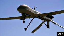 미국의 MQ-1 프레데터 드론이 네바다주에서 시험비행을 하고 있다. 미군이 22일 시리아 북부 지역에서 테러조직 알카이다를 겨냥해 드론 공습을 가했다고 미 중부사령부 대변인이 밝혔다. 