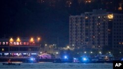 Tim SAR melakukan pencarian pesawat antik peninggalan Perang Dunia Kedua yang jatuh ke sungai Hudson (27/5).