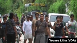 Petugas Polisi dan warga Poso seusai mengevakuasi jenazah korban kekerasan di desa Tangkura, Poso, 15 Januari 2015 (Foto: VOA/Yoanes Litha)