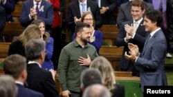 볼로디미르 젤렌스키 우크라이나 대통령(가운데)이 22일 캐나다 의회에서 연설했다. 오른쪽은 쥐스탱 트뤼도 캐나다 총리.