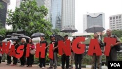 Komisi untuk Orang Hilang dan Korban Tindak Kekerasan (Kontras) bersama korban pelanggaran HAM berat masa lalu melakukan aksi di depan Kantor Kementerian Koordinator Politik Hukum dan Keamanan, Jakarta Kamis 31/3 (VOA/Fathiyah).