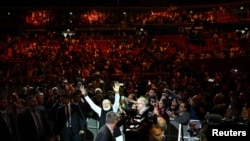 印度总理莫迪（Narendra Modi）2023年5月23日在澳大利亚总理阿尔巴尼斯（Anthony Albanese）的陪伴下在悉尼一个体育馆向民众致意。（路透社）