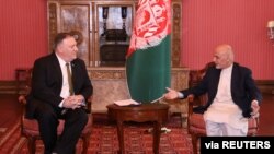 Afghanistan's President Ashraf Ghani,right, meets with U.S. Secretary of State Mike Pompeo in Kabul, March 23, 2020. (Afghan Presidential Palace/Handout via Reuters) 