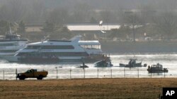 طیارۀ مسافربری خطوط هوایی امریکا و یک هلیکوپتر نظامی پس از تصادم به دریای پوتامیک در کنار میدان هوایی ریگن سقوط کردند.