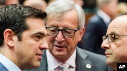 Gretsiya Bosh vaziri Aleksis Tsipras (chapda) Yevropa Komissiyasi Prezidenti Jan-Klod Yunker (markazda) va Fransiya Prezidenti Fransua Olland bilan Yevropa Kengashi binosida yevrozonaga a'zo 19 mamlakat rasmiylari majlisida gaplashmoqda, Bryussel, 12-iyul, 2015-yil