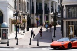 지난달 20일 미국 캘리포니아주 베벌리힐스의 로데오드라이브에서 쇼핑객들이 걷고 있다.