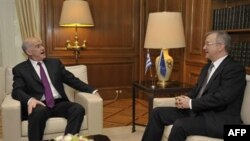 欧盟经济事务专员奥利.雷恩(右)与希腊总理会晤面