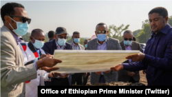 ጠቅላይ ሚኒስትር ዐቢይ አህመድ፣ ምክትል ጠቅላይ ሚኒስትርና የውጭ ጉዳይ ሚኒስትር ደመቀ መኮንን፣ የኦሮምያ ክልል ፕሬዚዳንት ሽመልስ አብዲሳና ከፍተኛ የመንግሥት የሥራ ኃላፊዎች 