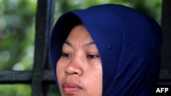 Baiq Nuril, mantan guru honorer korban pelecehan kekerasan seksual yang divonis bersalah.