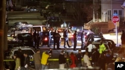 Polisi menyelidiki tempat terjadinya ledakan dan tembakan di Watertown, Massachusetts, Jumat dini hari (19/4). (AP/Matt Rourke)