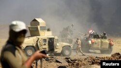 Des membres de l’armée irakienne lors des affrontements entre les Forces de la mobilisation populaire (FMP) shiites et l’Etat islamique à al-Ayadiya, Tla Afar, Irak, 28 août 2017