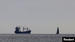 Sebuah kapal kargo berbendera AS yang membawa bantuan ke dermaga yang dibangun AS di lepas pantai Gaza berlayar dari Larnaca, Siprus pada 9 Mei 2024. (Foto: Reuters)