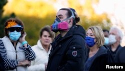 Birači u Edmondu, u Oklahomi nose maske dok čekaju u redu da glasaju, 29. oktobar 2020 (Foto: Rojters/Nick Oxford)