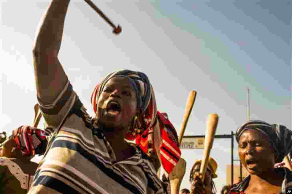 Lors d&rsquo;une manifestation des femmes, lundi 27 octobre 2014 à Ouagadougou, Burkina Faso, cette burkinabé proteste avec ses campagnes contre le président Blaise Compaoré qui, malgré ses 27 ans&nbsp; au pouvoir, cherche à modifier la Constitution pour un autre mandat. 