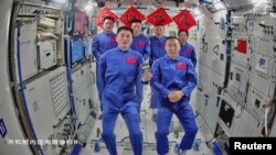 중국이 30일 발사한 '선저우 19호'의 승무원들과 지구 궤도를 돌고 있는 중국 우주정거장 톈궁의 승무원들이 도킹 후 만나 중국 유인우주공정판공실과 화상 대화를 하고 있다.