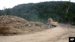 ការដ្ឋាន​សាងសង់​ផ្លូវ​មួយ​ទៅ​កាន់​ប្រាសាទ​ព្រះវិហារ​របស់​ប្រទេស​កម្ពុជា កាល​ពី​ថ្ងៃ​ទី​២៥​ខែ​មិថុនា​ឆ្នាំ​២០១១។ ថ្មីៗ​នេះ​មាន​សាក្សី​​បាន​អះអាង​ថា​ មន្ដ្រី​ជាន់​ខ្ពស់​យោធា​កម្ពុជា​ស្ថិត​នៅ​ពី​ក្រោយ​ខ្នង​នៃ​ការ​កាប់​ព្រៃ​ឈើ​ខុស​ច្បាប់​​​ក្នុង​តំបន់​នេះ។