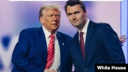 دونالد ترامپ، رئیس جمهوری آمریکا در حال دست دادن با چارلی کرک - (تصویر از حساب کاربری کاخ سفید در اینستاگرام)