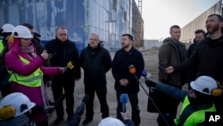 Ukrajinski predsjednik Volodymyr Zelenskyy razgovara s novinarima tokom brifinga za medije na teritoriji nuklearne elektrane Hmeljnicki, Ukrajina, 13. februara 2025.