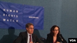资料照片：国际组织“人权观察”执行董事肯尼思・罗斯（左）和高级国家安全法律顾问罗拉・彼特（右）2015年12月1日在《再无借口：追究中情局酷刑责任路线图》的报告发布会上。（美国之音莫雨拍摄）