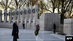 在国家珍珠港纪念日这天，美国总统乔·拜登和第一夫人吉尔·拜登在华盛顿特区第二次世界大战纪念碑前敬献花圈。（2021年12月7日）