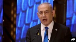 Perdana Menteri Israel Benjamin Netanyahu berbicara dalam sebuah acara di taman pemakaman militer Mount Herzl di Yerusalem, pada 13 Mei 2024. (Foto: Gil Cohen-Magen/Pool Foto via AP)