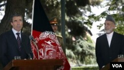 Sekjen NATO Anders Fogh Rasmussen memberikan pernyataan dalam jumpa pers bersama Presiden Hamid Karzai di Kabul (24/5).