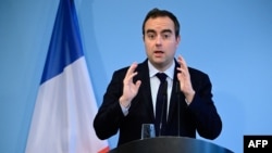 资料照：法国国防部长塞巴斯蒂安·勒科尔努(Sebastien Lecornu)在柏林举行的新闻发布会上讲话。（2024年3月22日）