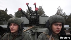 Marinir Rusia ikut serta dalam parade tahunan perayaan liburan menyambut akhir tahun di Sevastopol, Krimea (29/11). (Foto: dok). 